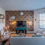 Wrigleyville Suites