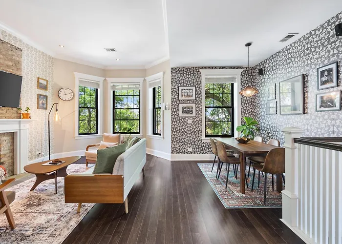 Wrigleyville Suites